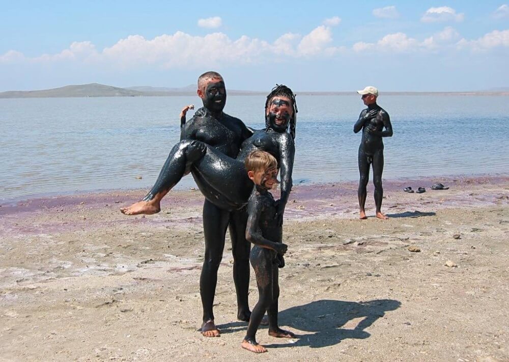 Dark Mud And Clear Water pics