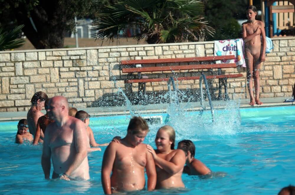 Naturist Pool Girls Profile pics