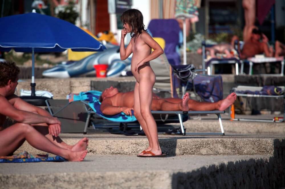 Girl Walk to Nudist Shower pics